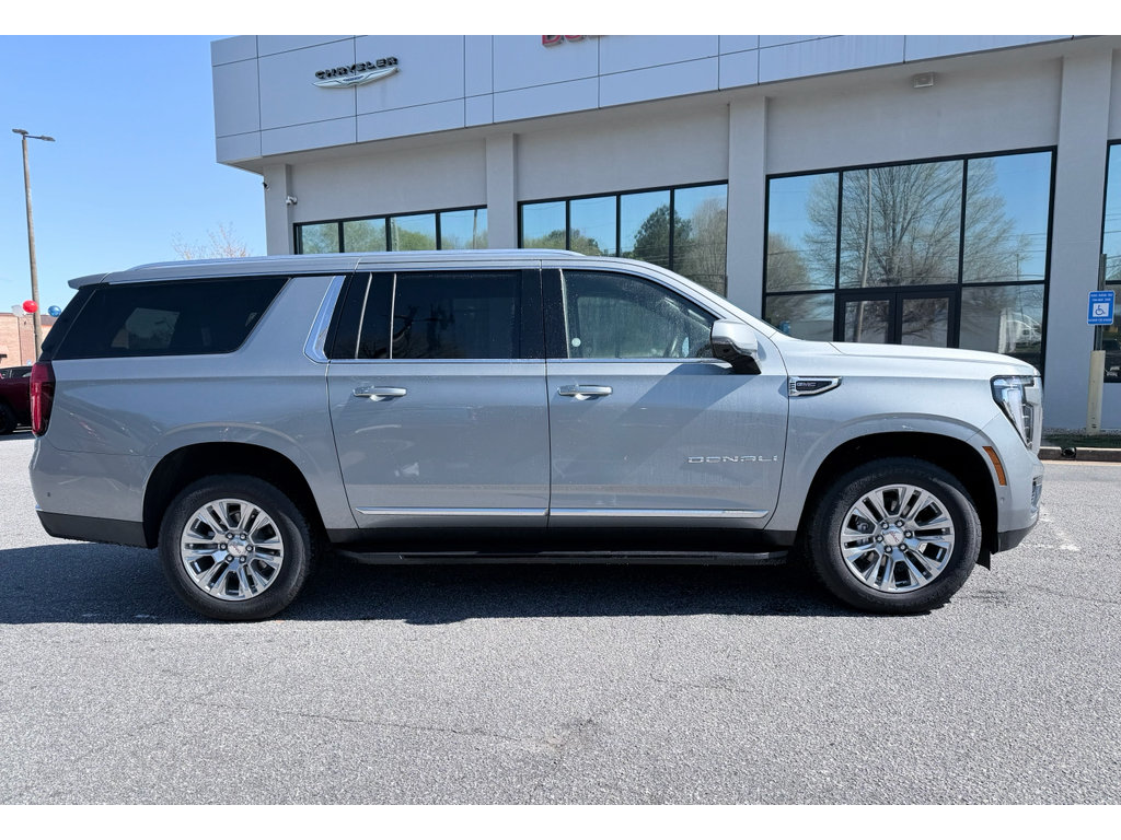 Used 2025 GMC Yukon XL Denali RWD image 4