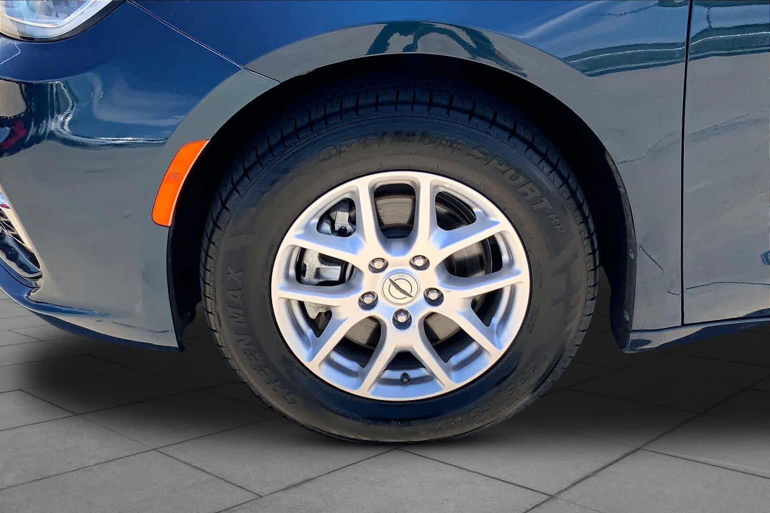 Used 2023 Chrysler Pacifica Touring-L FWD image 11