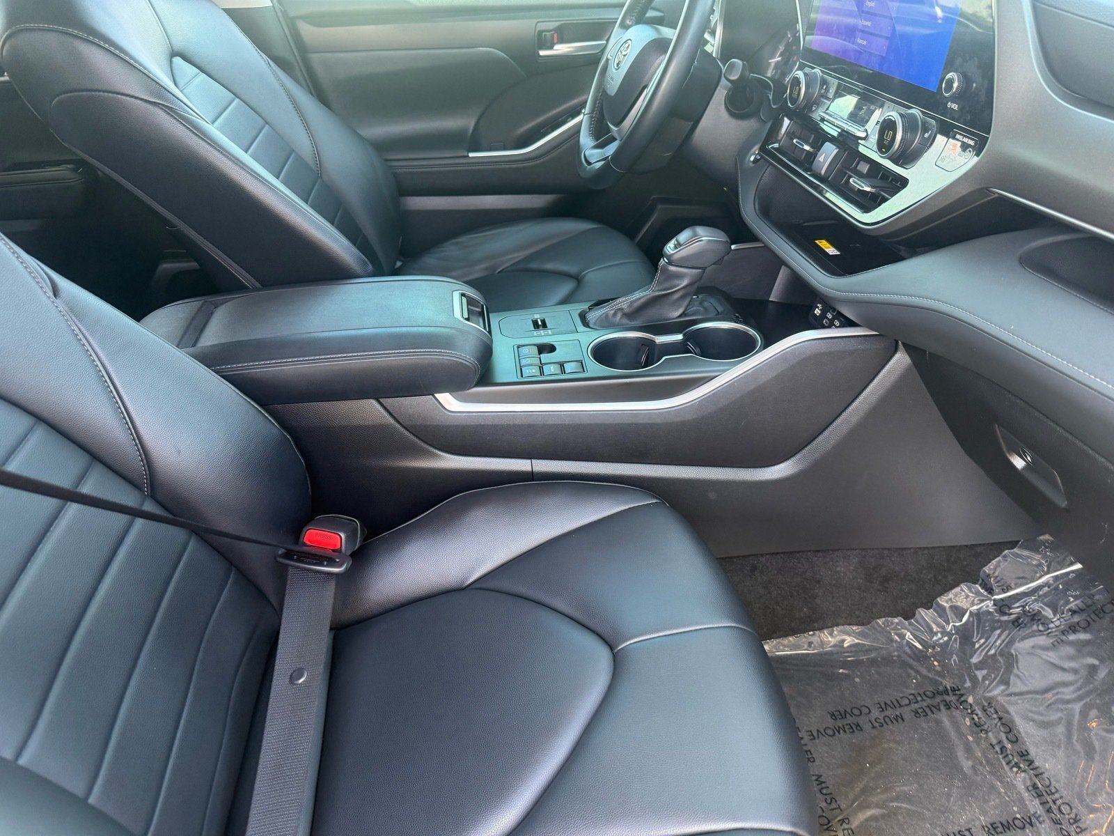 Used 2023 Toyota Highlander XLE FWD image 31
