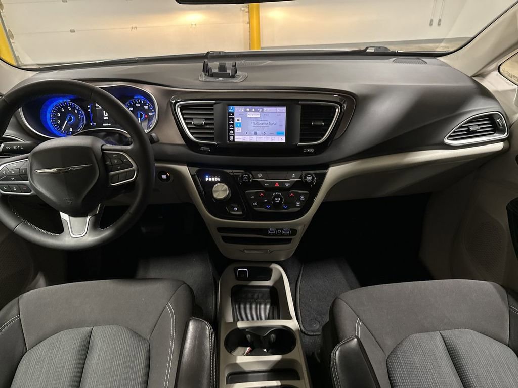 Used 2022 Chrysler Voyager LX image 10