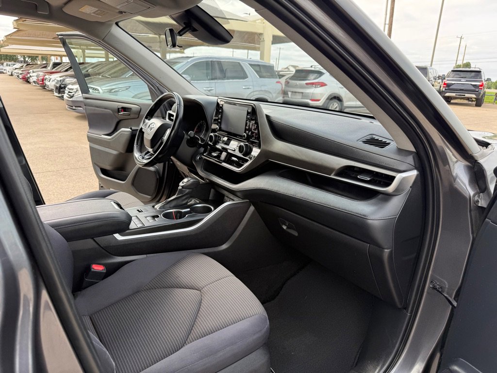 Used 2021 Toyota Highlander LE FWD image 15