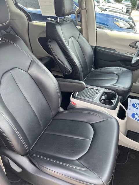 Used 2023 Chrysler Pacifica Touring-L AWD/4WD image 17