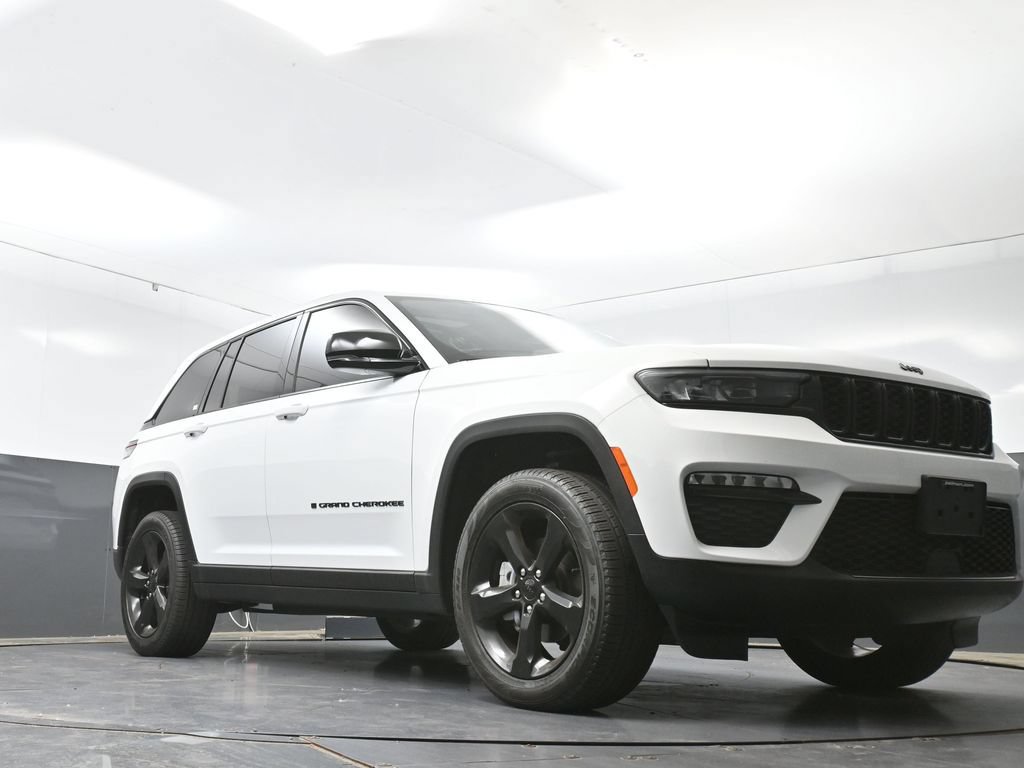Used 2023 Jeep Grand Cherokee Limited w/ Black Appearance Package AWD/4WD image 26