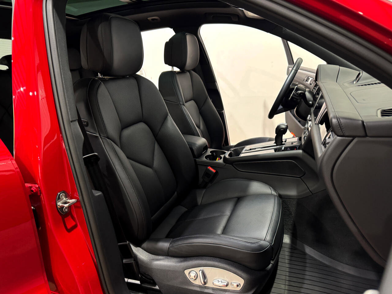 Used 2023 Porsche Macan image 12