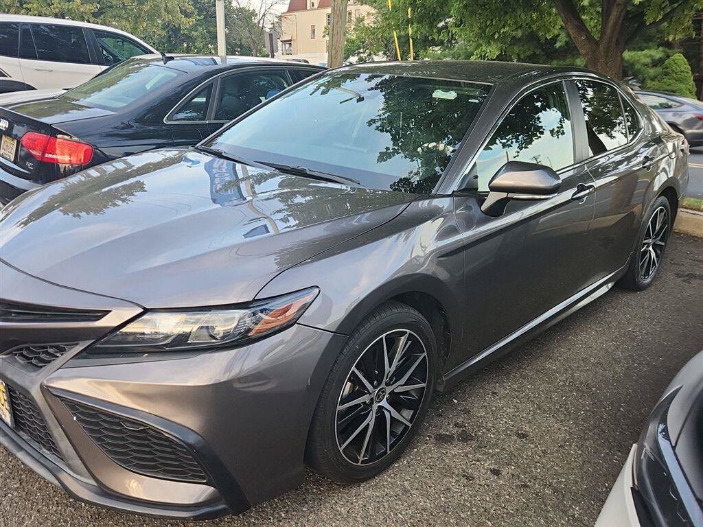 Used 2023 Toyota Camry SE FWD image 1
