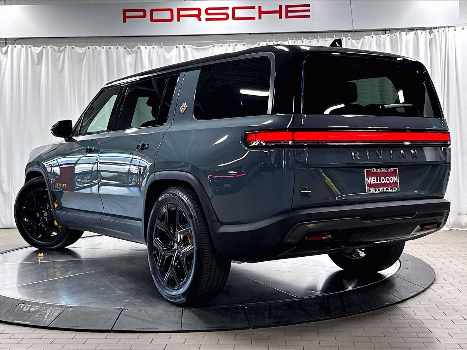 Used 2025 Rivian R1S Premium AWD/4WD image 3