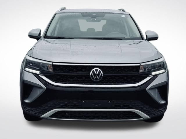Used 2022 Volkswagen Taos SE w/ Driver Assistance Package AWD/4WD image 2