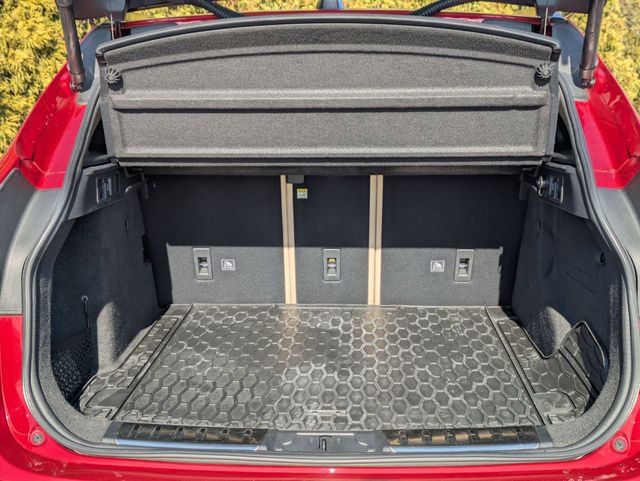 Used 2020 Jaguar F-PACE Premium image 16