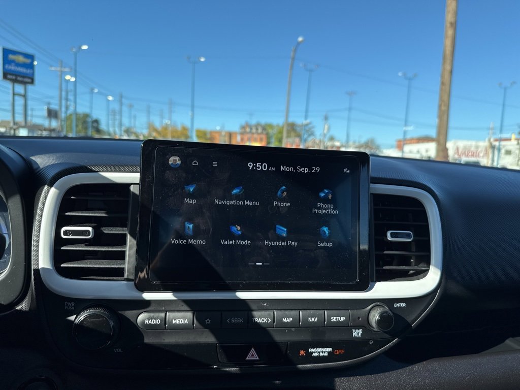 Used 2023 Hyundai Venue Limited image 18