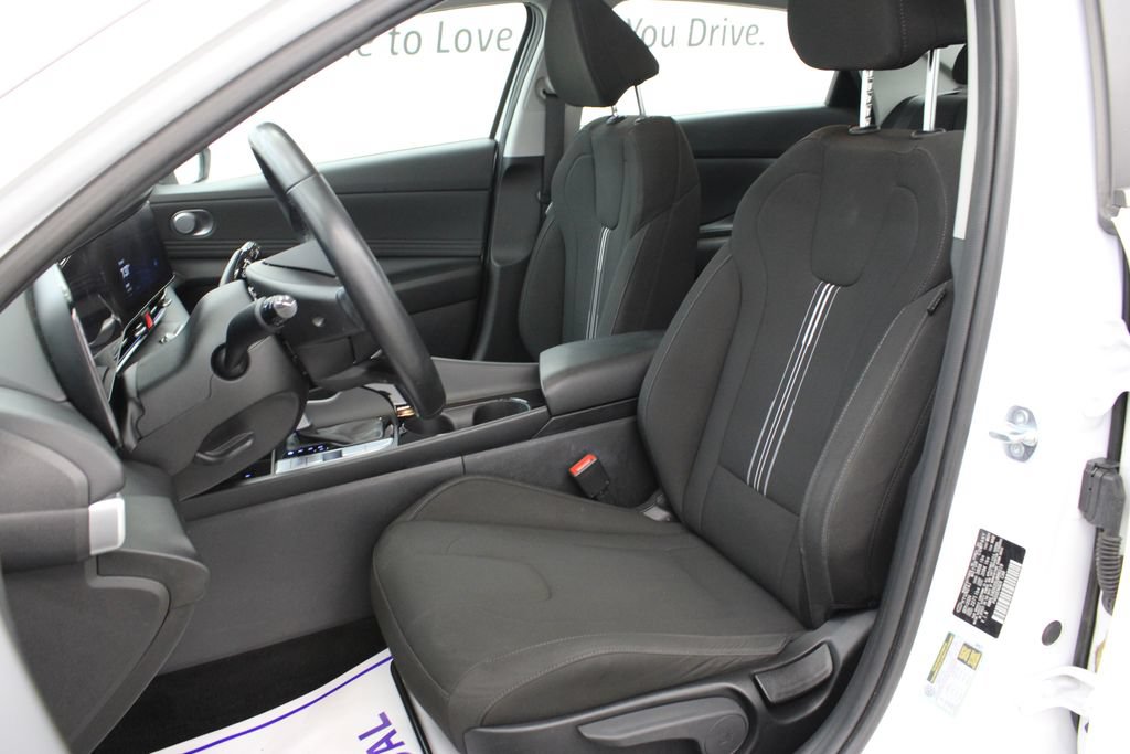 Used 2025 Hyundai Elantra SEL FWD image 16