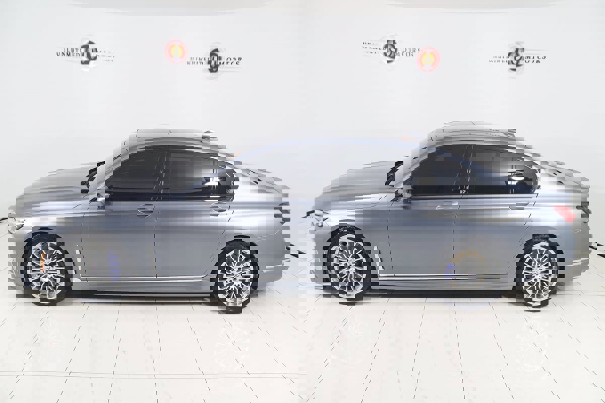 Used 2022 BMW ALPINA B7 xDrive w/ Luxury Rear Seating Package image 44