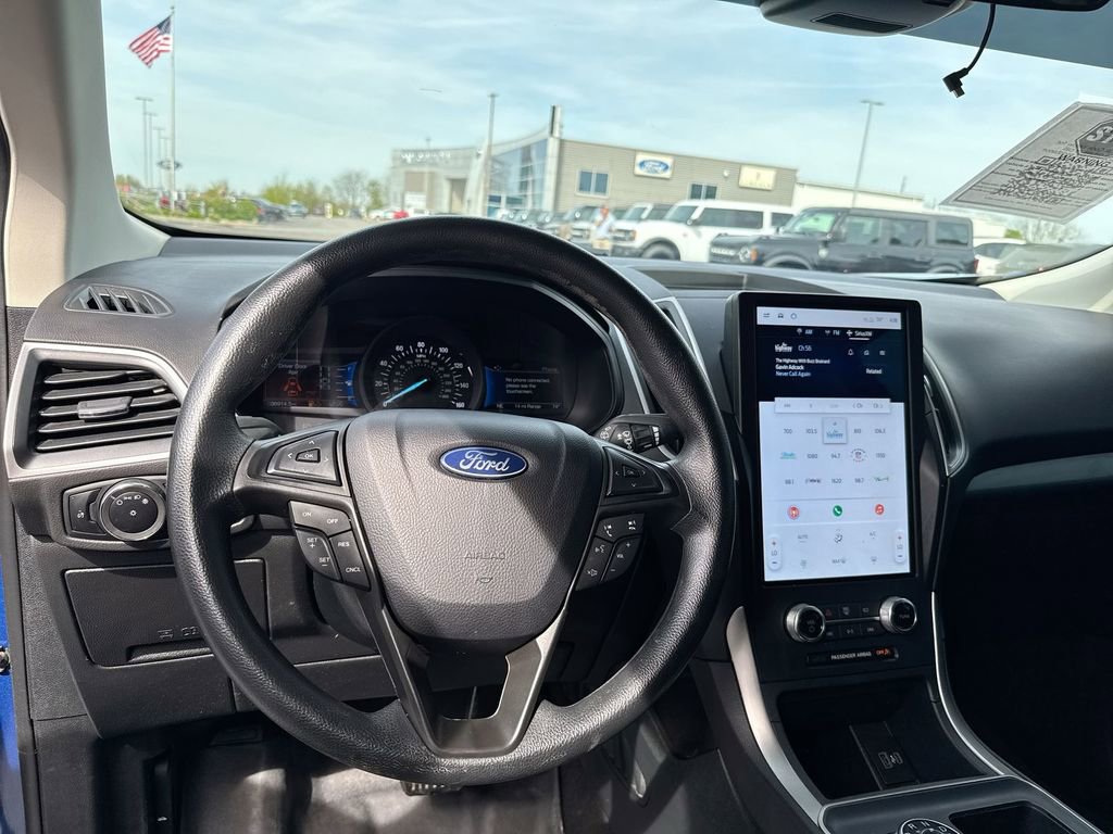 Used 2024 Ford Edge SE w/ Black Appearance Package image 11