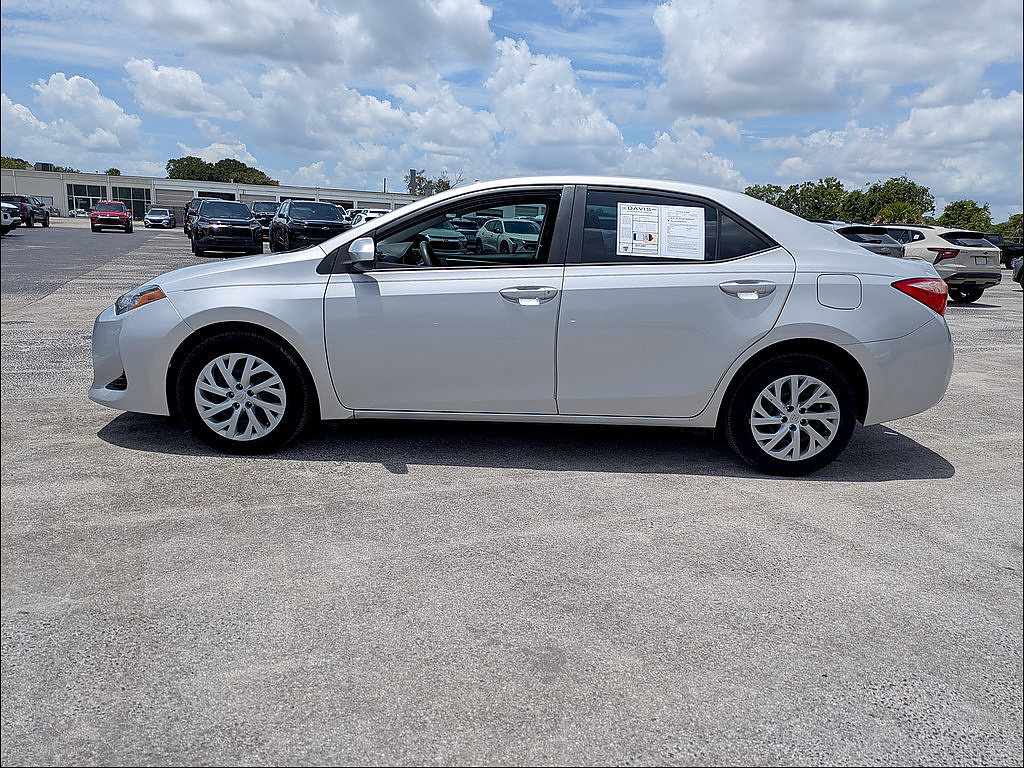 Used 2017 Toyota Corolla LE FWD image 3