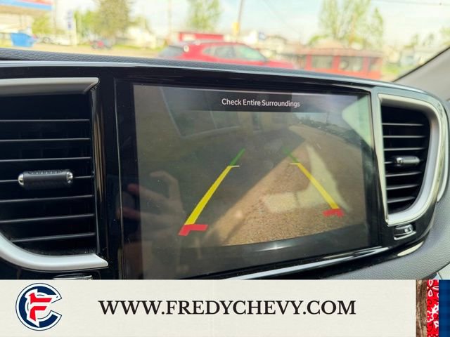 Used 2023 Chrysler Pacifica Touring-L image 13