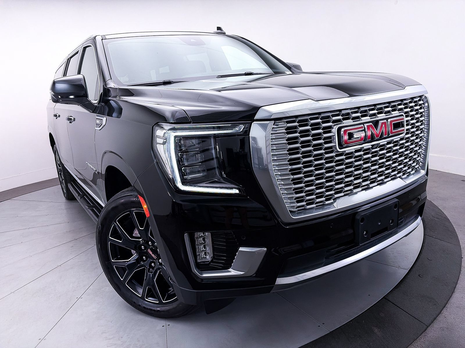 Used 2023 GMC Yukon XL Denali AWD/4WD image 3