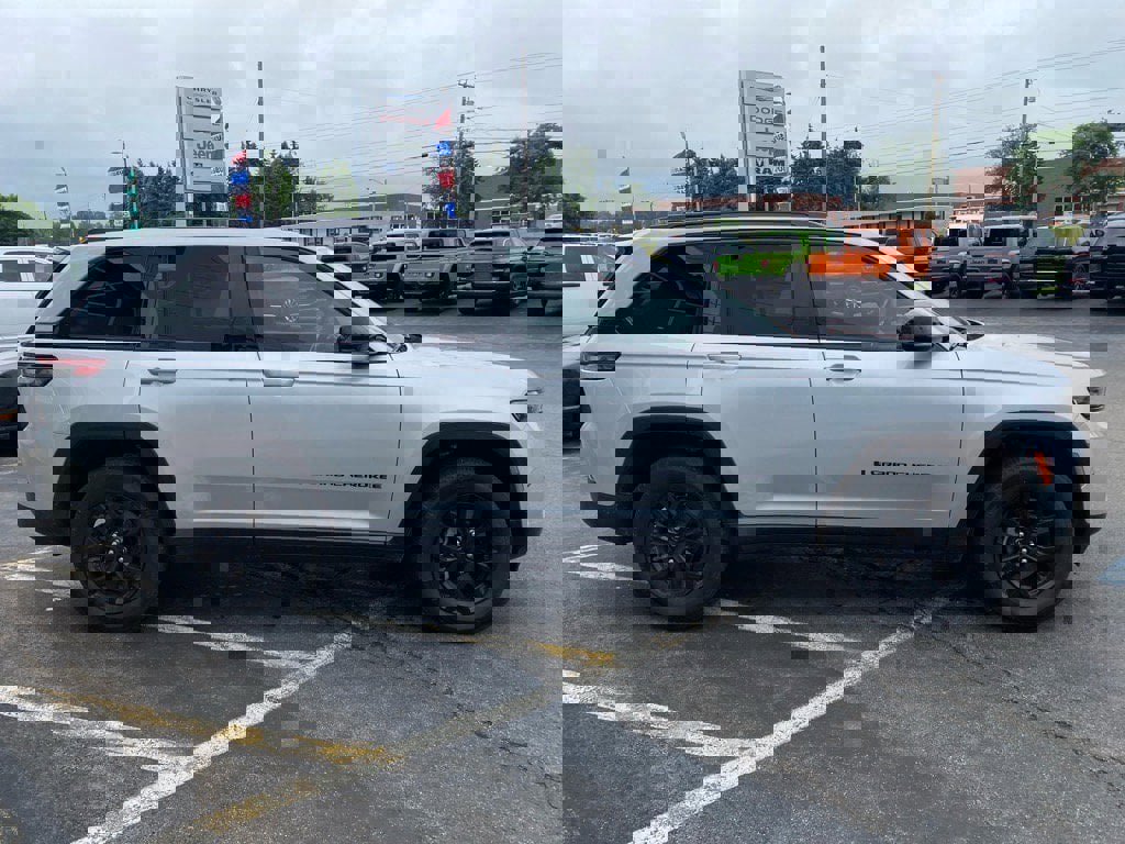 Used 2024 Jeep Grand Cherokee Altitude image 6