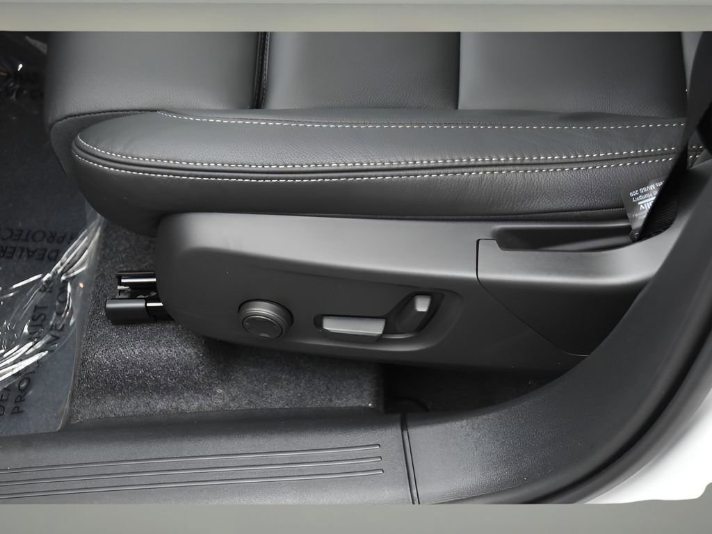 Certified 2025 Volvo XC40 B5 Ultra w/ Protection Package Premier image 27