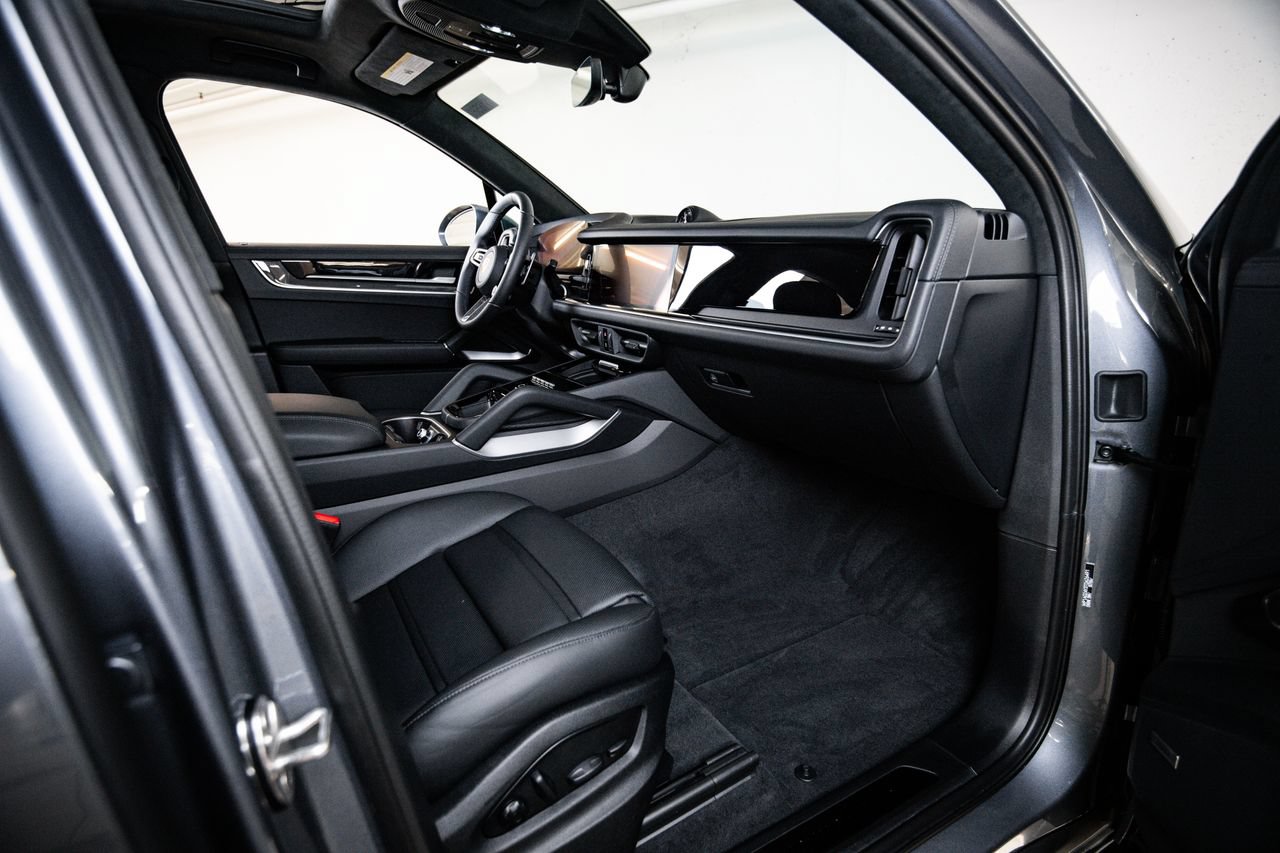 New 2026 Porsche Cayenne GTS AWD/4WD image 28