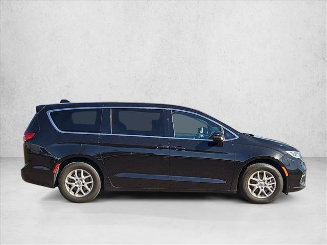 Used 2025 Chrysler Pacifica Select FWD video 4