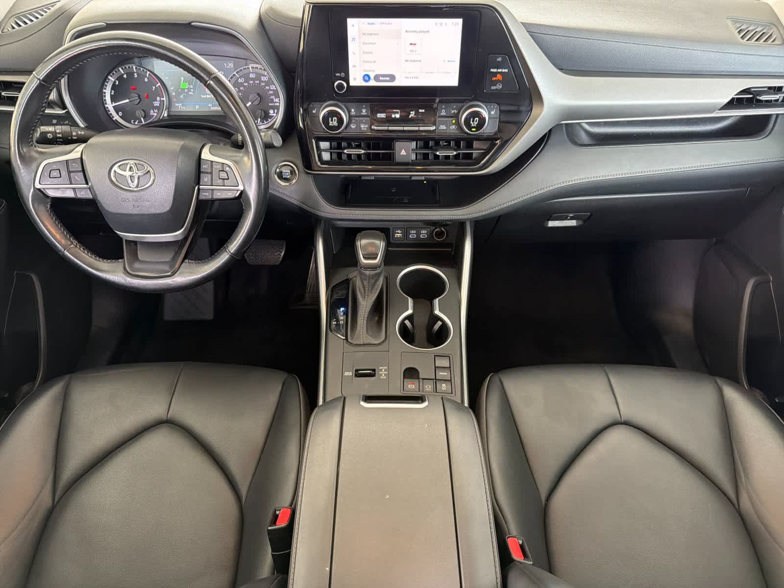 Used 2023 Toyota Highlander XLE FWD image 3
