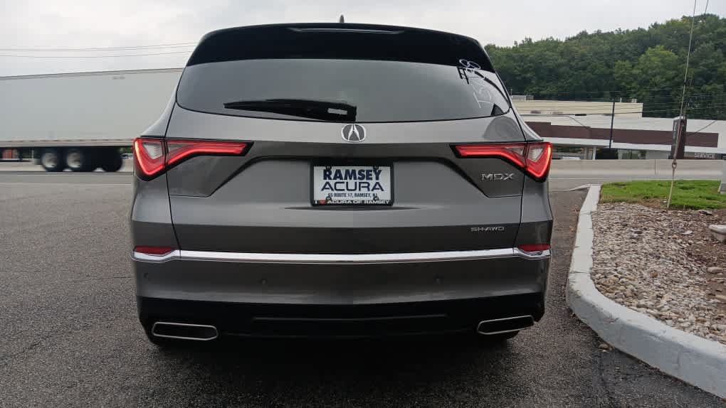 Used 2024 Acura MDX w/ Technology Package AWD/4WD image 4