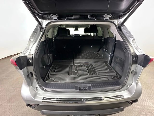 Used 2022 Toyota Highlander LE AWD/4WD image 14