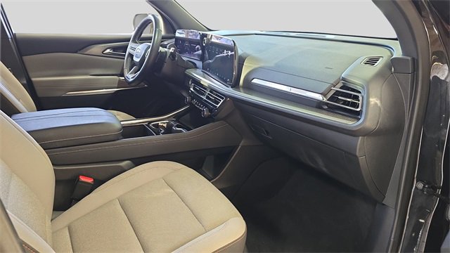 Used 2025 Chevrolet Traverse LT image 16