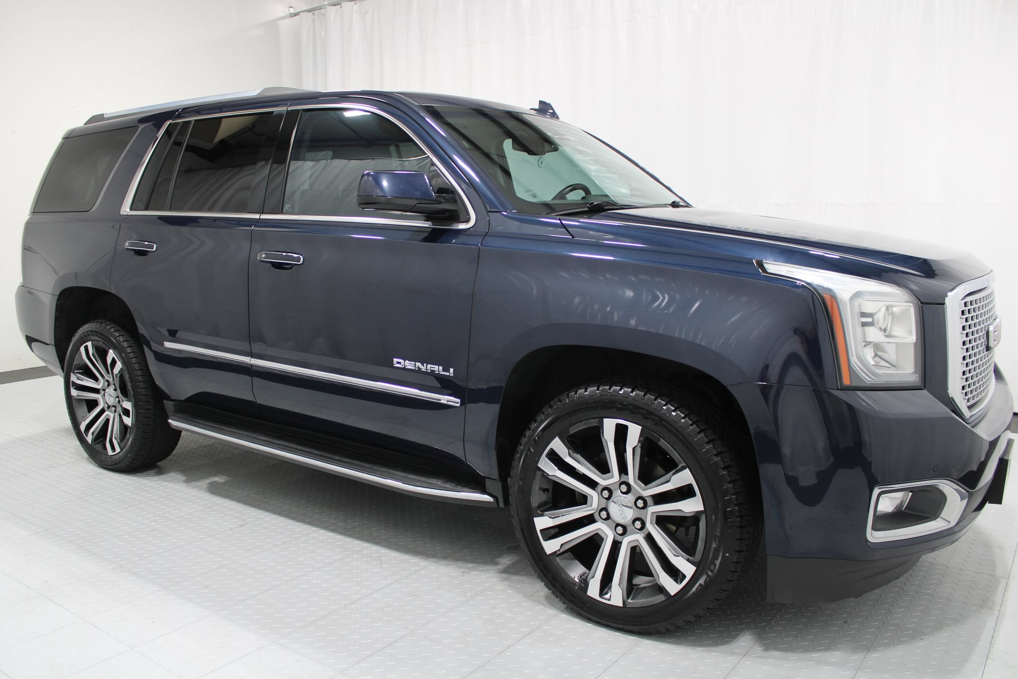 Used 2017 GMC Yukon Denali w/ Open Road Package AWD/4WD image 3