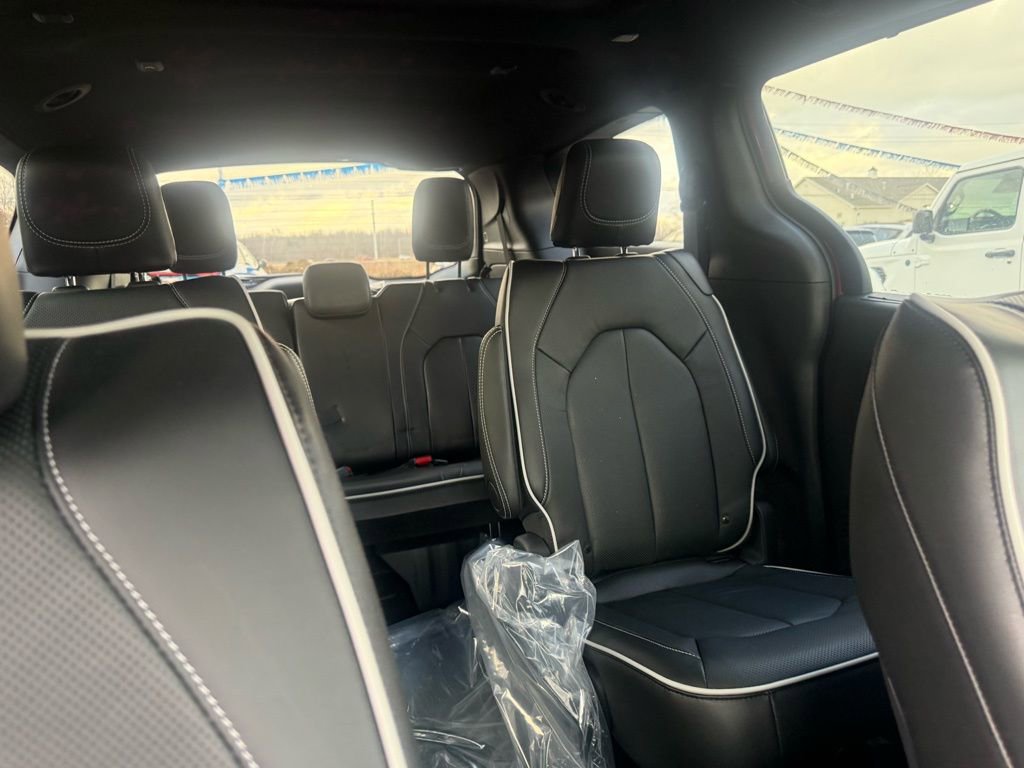 New 2026 Chrysler Pacifica Limited w/ S Appearance Package FWD image 25