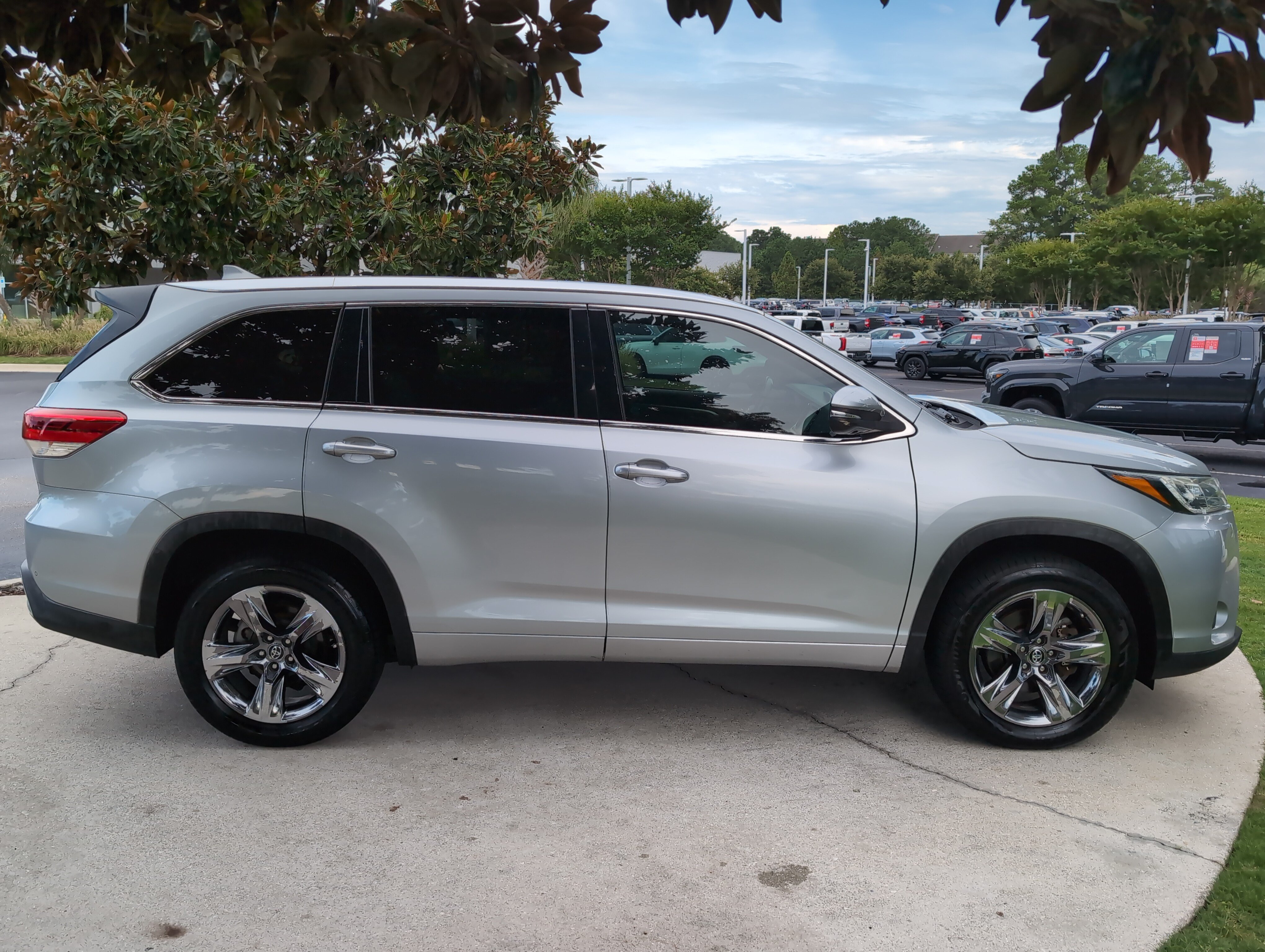 Used 2019 Toyota Highlander Limited Platinum FWD image 11