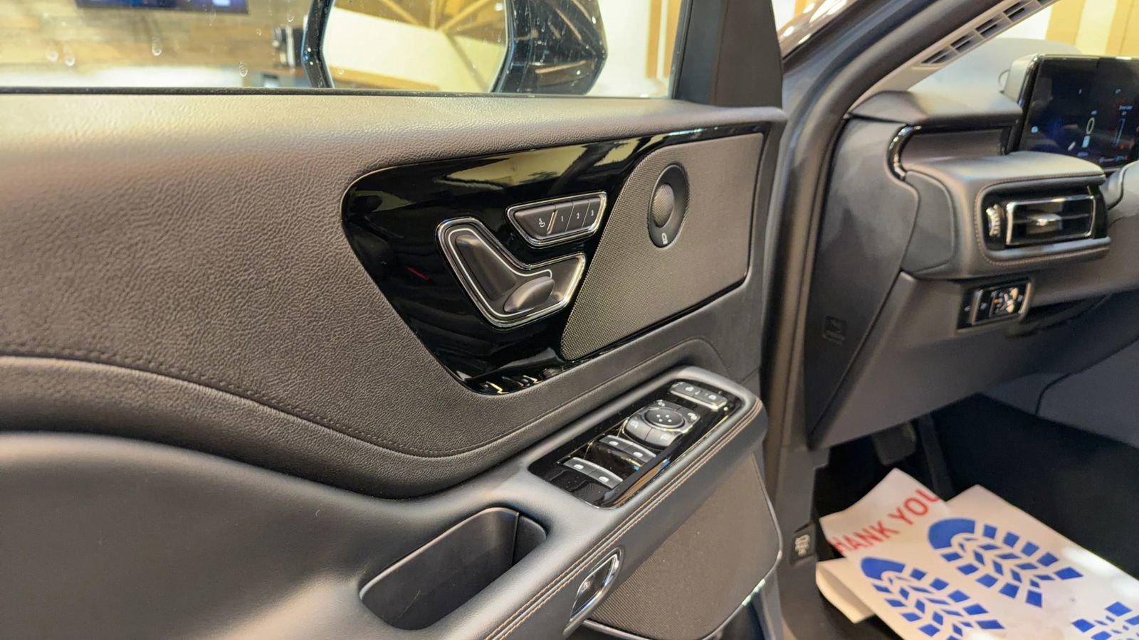 Used 2025 Lincoln Aviator AWD image 26