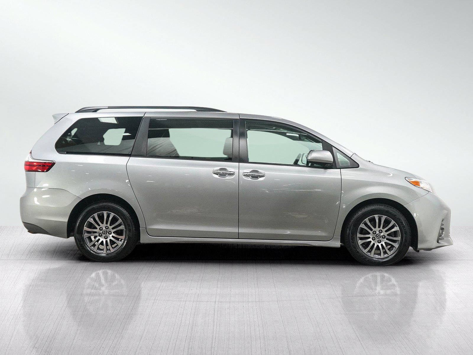 Used 2018 Toyota Sienna XLE FWD image 7
