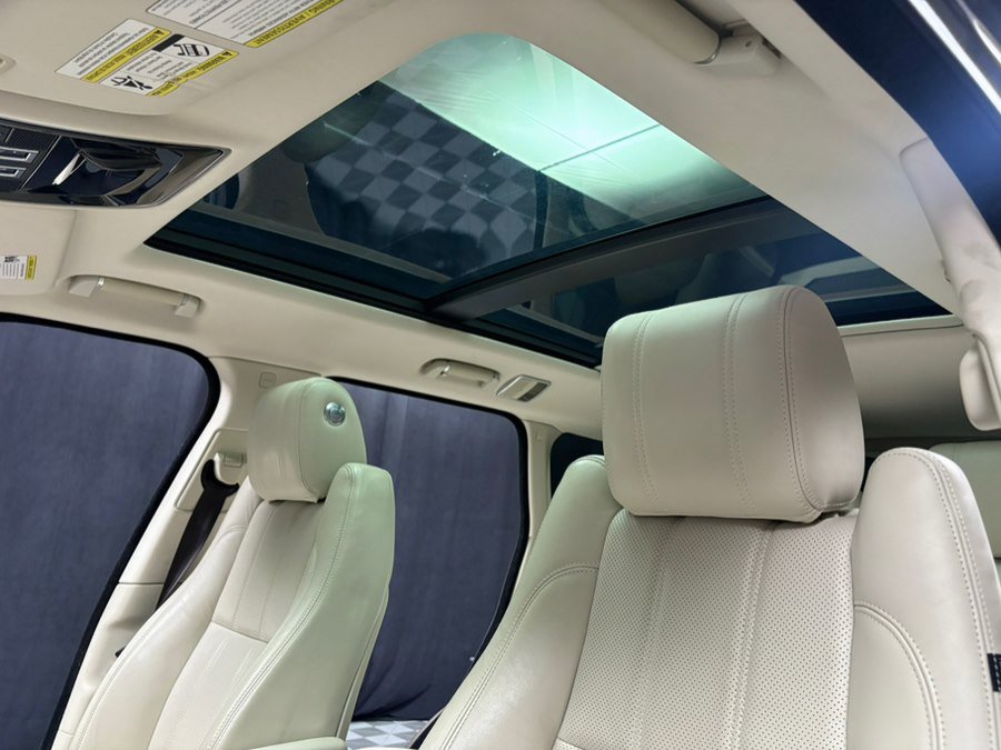 Used 2017 Land Rover Range Rover HSE image 38