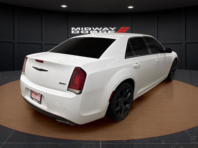 Used 2022 Chrysler 300 Touring L w/ Popular Equipment Group image 4