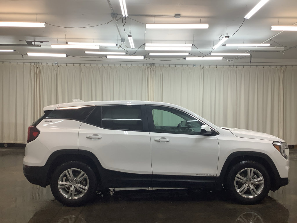 Used 2024 GMC Terrain SLE image 5