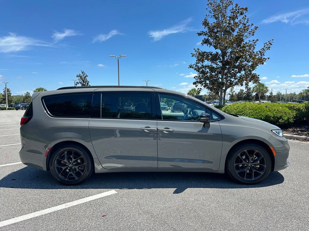 Used 2025 Chrysler Pacifica Limited FWD image 6