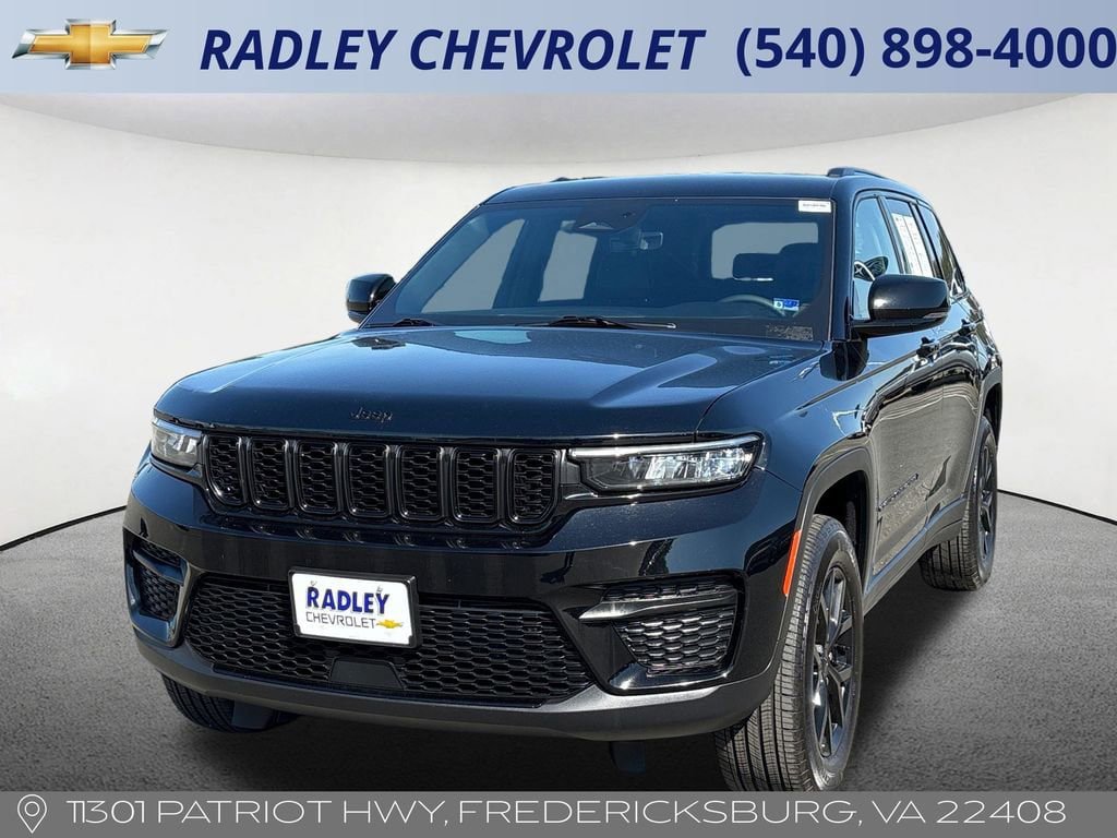Used 2025 Jeep Grand Cherokee Altitude AWD/4WD image 1