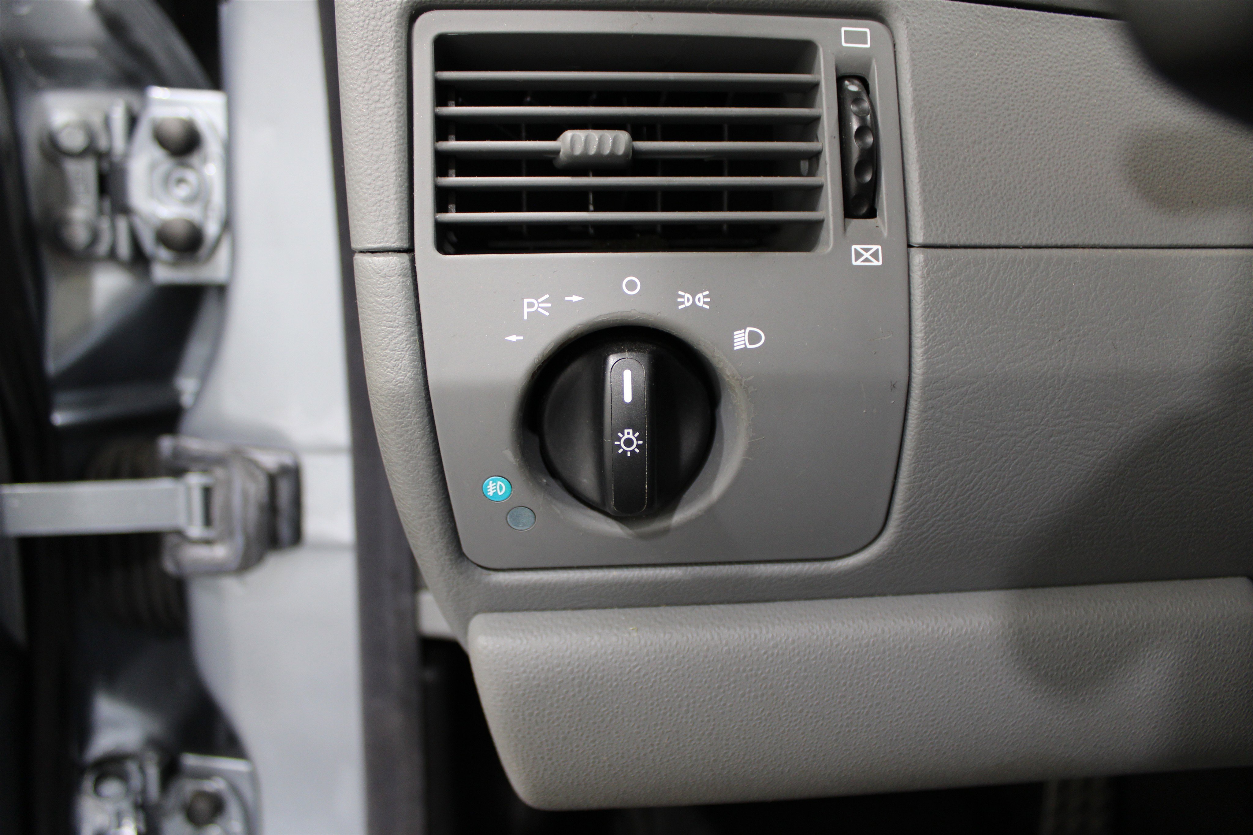 Used 2005 Chrysler Crossfire Limited image 8