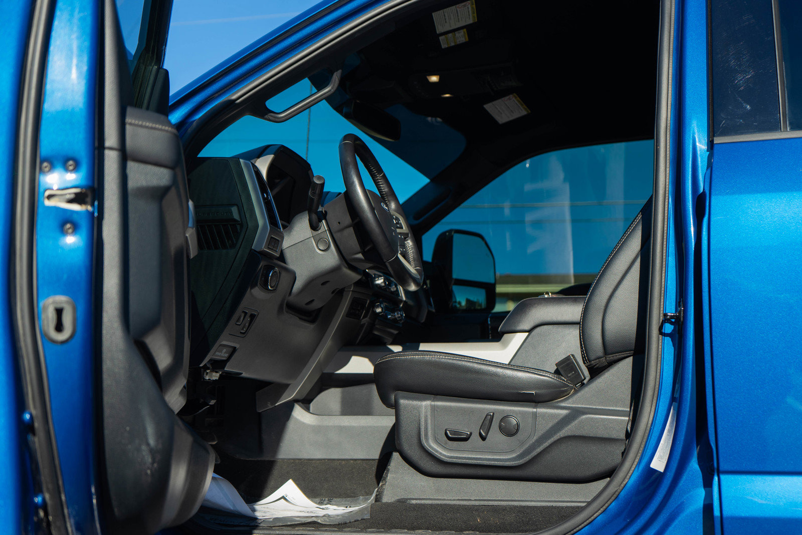 Used 2022 Ford F250 Lariat w/ Black Appearance Pkg image 13