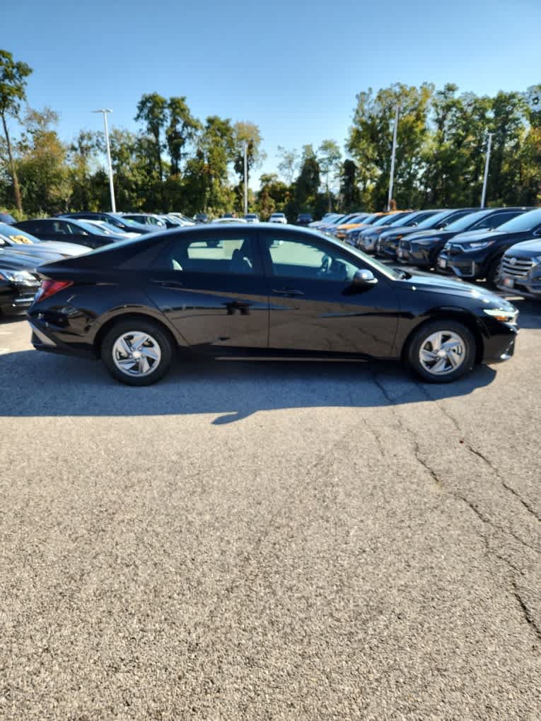 Used 2025 Hyundai Elantra SE FWD image 19