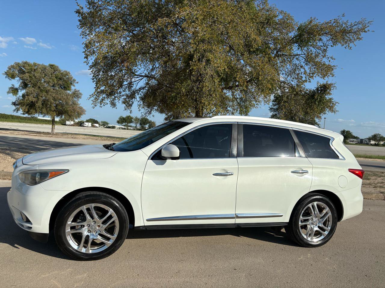 Used 2013 INFINITI JX35 AWD w/ Premium Pkg image 2