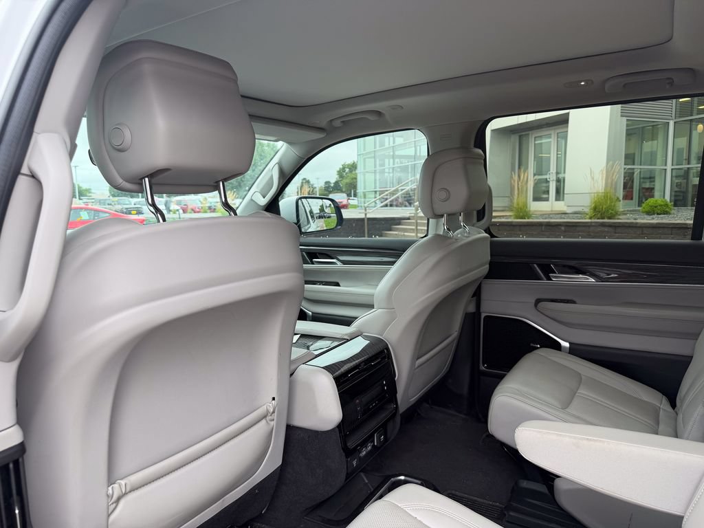 Used 2022 Jeep Wagoneer Series III w/ Premium Group I AWD/4WD image 13