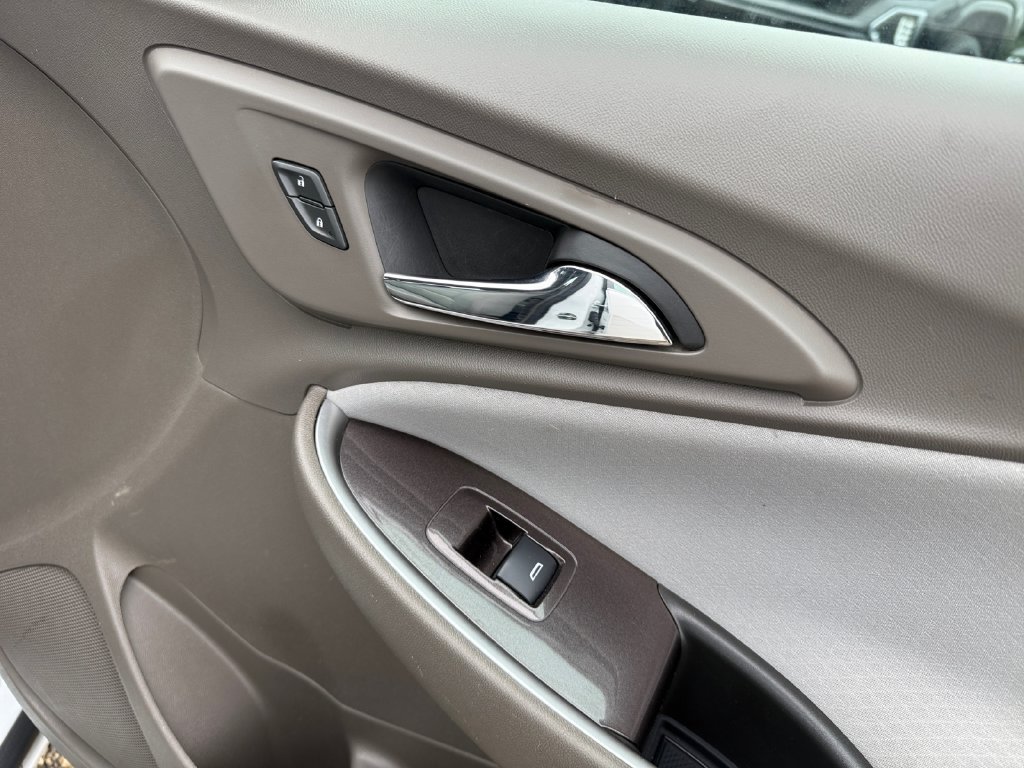 Used 2022 Chevrolet Malibu LT FWD image 39