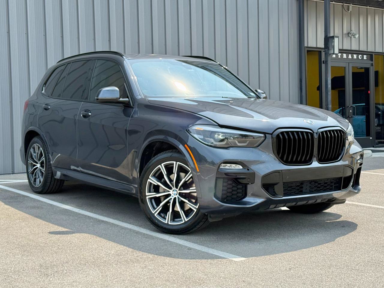 Used 2019 BMW X5 xDrive40i w/ M Sport Package AWD/4WD image 3