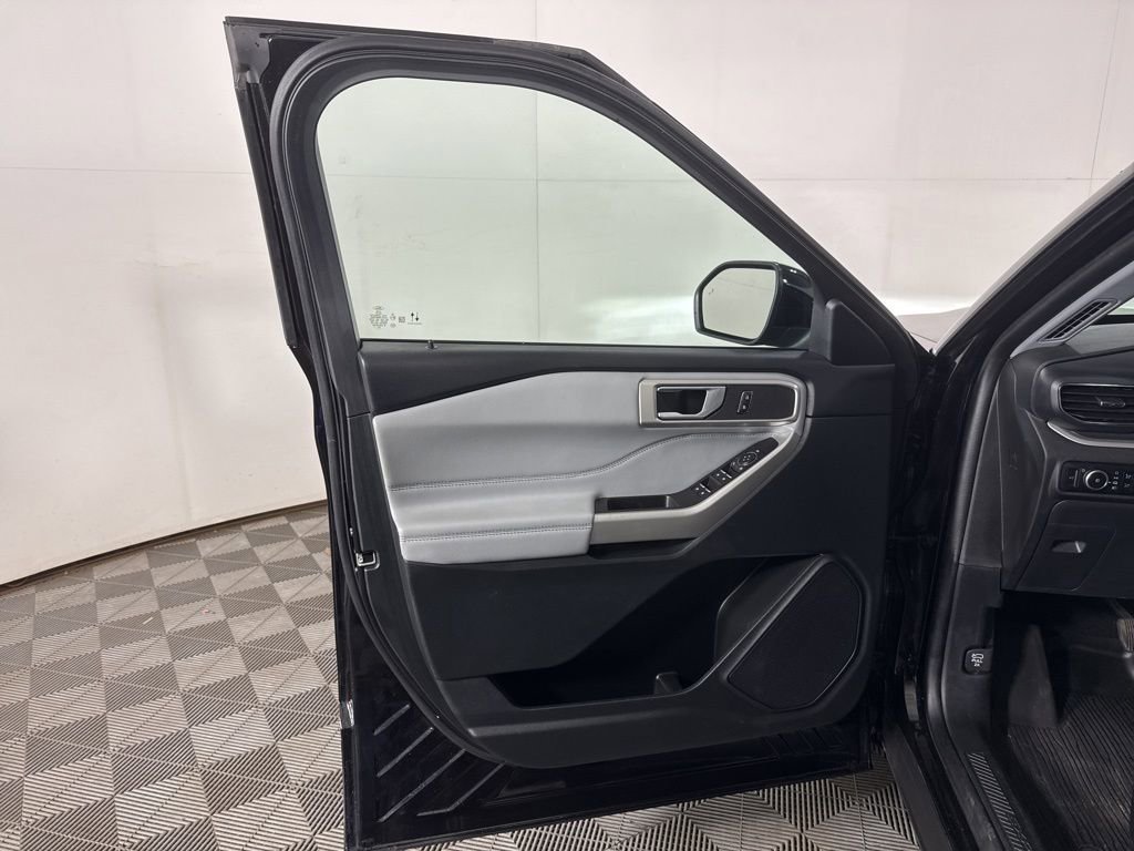 Used 2023 Ford Explorer XLT w/ Equipment Group 202A AWD/4WD image 19