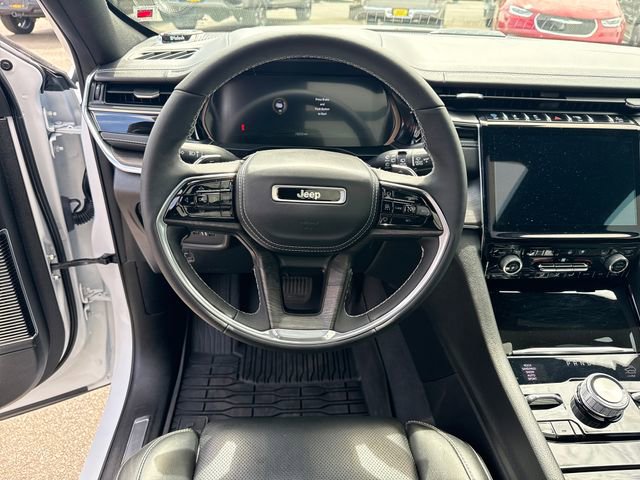 Used 2023 Jeep Grand Cherokee Overland w/ Luxury Tech Group IV AWD/4WD image 17