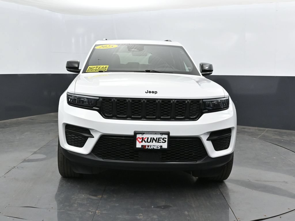 Used 2025 Jeep Grand Cherokee Altitude AWD/4WD image 8
