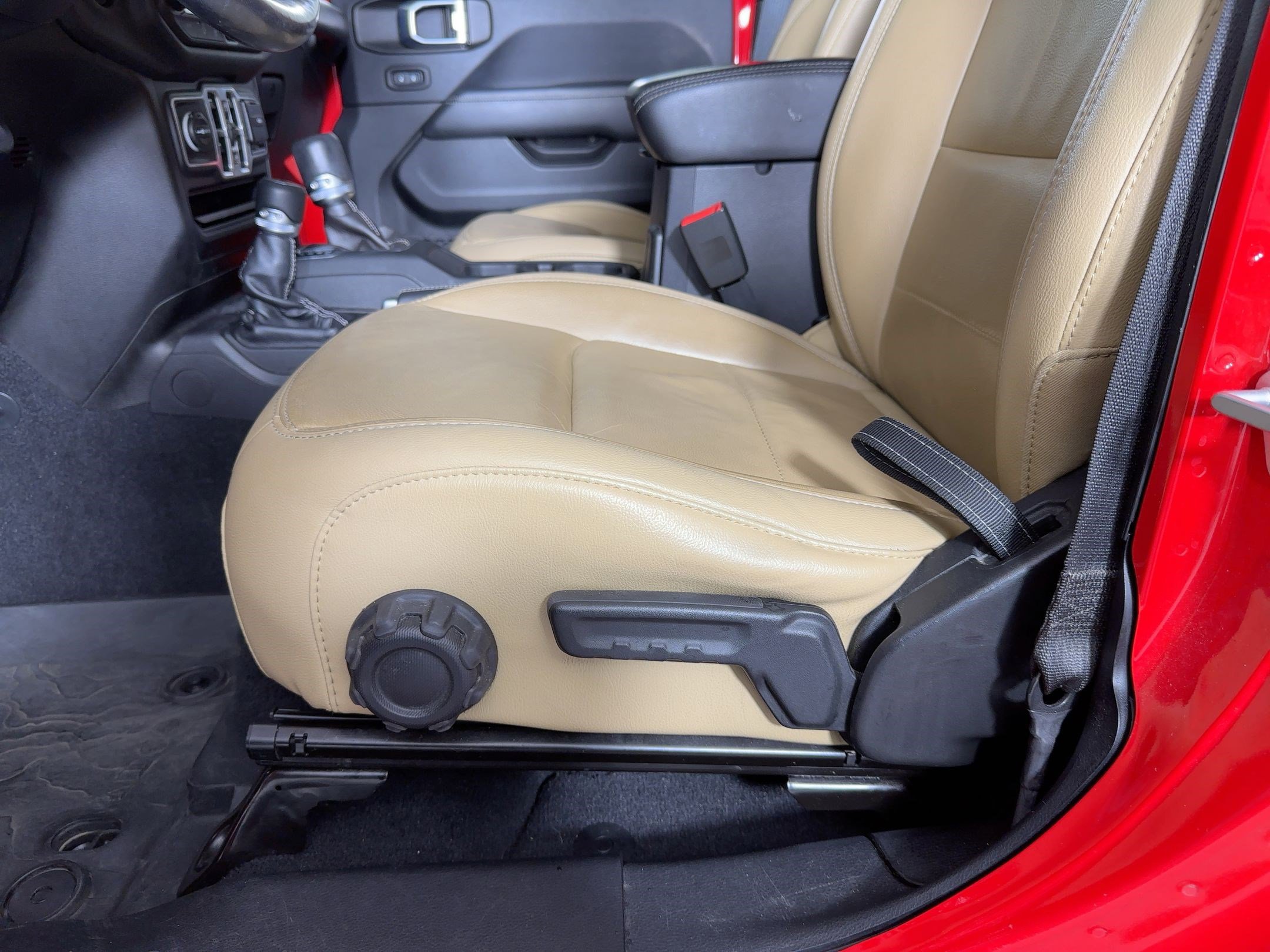 Used 2018 Jeep Wrangler Unlimited Sahara image 12