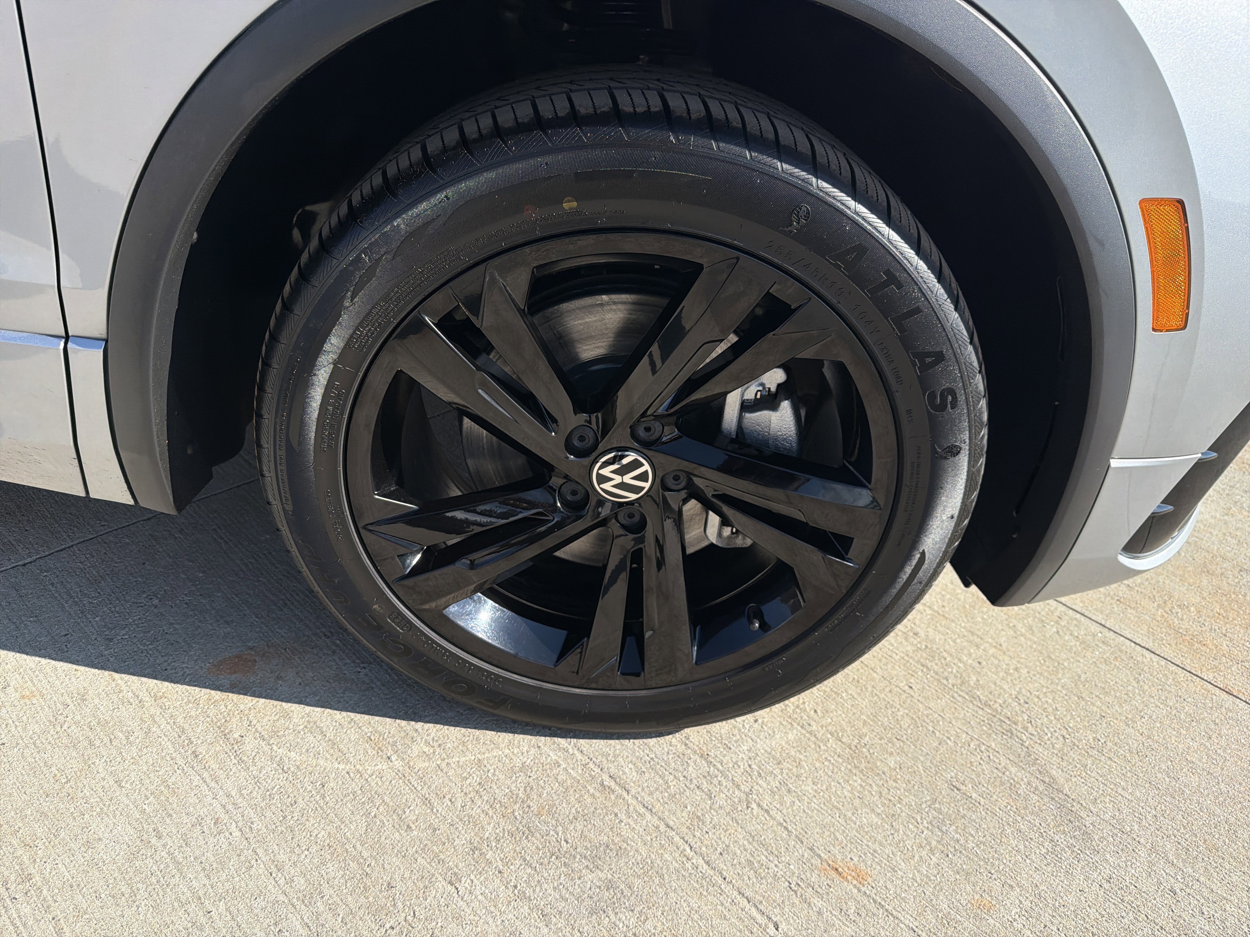 Used 2023 Volkswagen Tiguan SE R-Line image 13