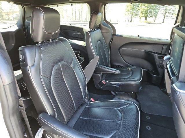 Used 2021 Chrysler Pacifica Limited w/ Uconnect Theater Family Group image 16